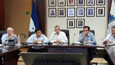 En la reunión, Pedro Barquero, Lenir Pérez, Ernesto Lázarus.