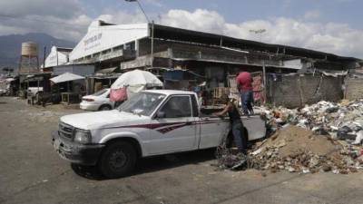 Así lucen los mercados de la ciudad y muchas de las calles y avenidas están sucias y antihigiénicas. foto melvin cubas