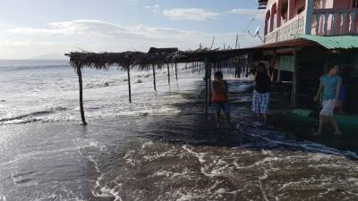 La marea alta en la zona sur ha inundado viviendas.