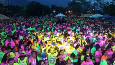 La Glow Run 2015 tuvo una gran afluencia.