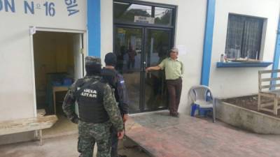 Policías Militares chocaron el vehículo en el que se conducían.