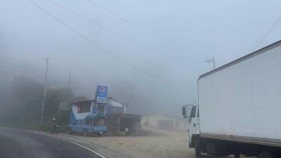 Carretera hacia Ocotepeque bajo neblina.