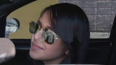 Este domingo la joven presentadora declaró a los medios de comunicación que 'no estoy secuestrada, no me tienen retenida, no estoy haciendo nada obligada'. Pero su padre, quien no la ha podido ver en persona, sostiene que ella está secuestrada.