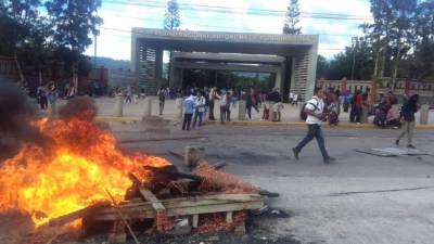 Los jóvenes protestaron también el miércoles frente a la Unah.