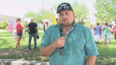 Wallace se negó a visitar un hospital cuando desarrolló los primeros síntomas del covid-19 y se automedicó con tratamientos que expertos no recomiendan.