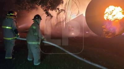 Un taller de reparación de vehículos fue destruido por un incendio y las explosiones del mismo provocaron el miedo de los vecinos en la colonia Jardines del Valle de San Pedro Sula.