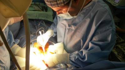 El doctor Octavio Fajardo mientras practicaba la operación de corazón para corregir un problema congénito.