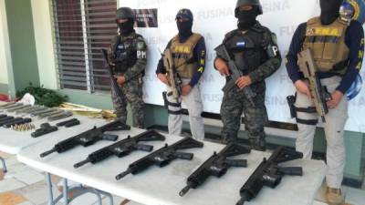 Tras varios operativos, la policía logró decomisar varias armas en una casa de la Altamira.