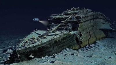 Turistas pagan 250 mil dólares por una expedición de siete días para poder observar los restos del Titanic.