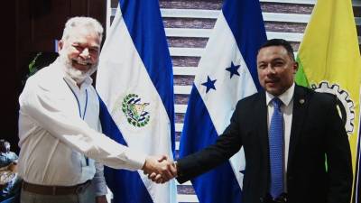 El alcalde de San Pedro Sula, Roberto Contreras, saluda al embajador de El Salvador, German Banacek Álvarez.