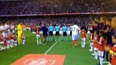 Barcelona y Sevilla hicieron el doble pasillo tras sus triunfos en Liga y Europa League.