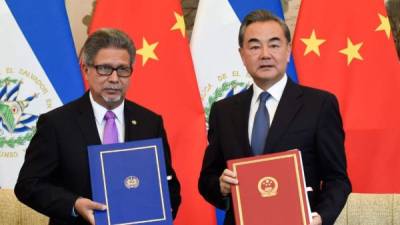 El canciller salvadoreño Carlos Castañeda y el ministro chino Wang Yii oficializaron las relaciones diplomáticas entre ambos países en agosto pasado./Foto: Archivo AFP.
