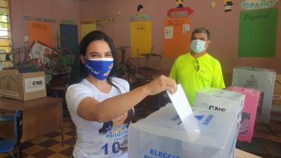 Daisy Andonie, precandidata a diputada por Cortés en la corriente de Tito Asfura, ejerciciendo su voto.