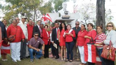 Dirigentes del Partido Liberal en la plaza del Consejo Central Ejecutivo del Partido Liberal (CCEPL) en Tegucigalpa.
