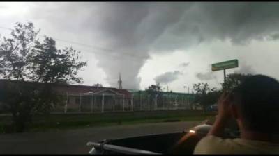 El vórtice del tornado que descendía de las nubes fue observado por los pobladores.