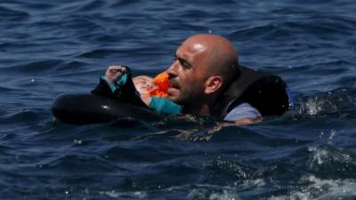 Una nueva tragedia en el Mediterráneo añadió 34 muertos a la larga lista de refugiados e inmigrantes ahogados en su intento de alcanzar las costas de Europa. Fotos: AFP y EFE