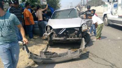La camioneta quedó con grandes daños.