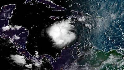 La tormenta tropical Ian se fortalece mientras avanza por el Caribe.