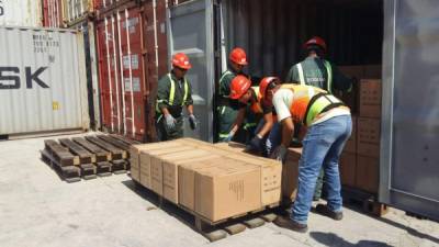 Autoridades de investigación, policiales y portuarias inician la investigación de los contenedores procedentes de Colombia en los que supuestamente se transporta droga.