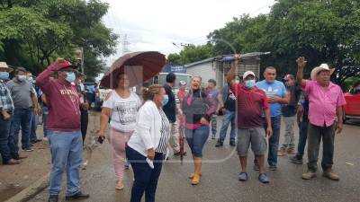 Los pobladores durante la manifestación en Villanueva, Cortés.