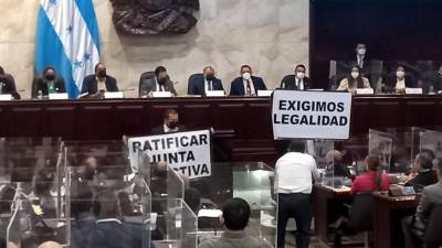 Diputados nacionalistas se manifestaron para legalizar la junta directiva de Luis Redondo.
