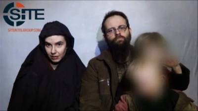 Joshua Boyle y Caitlan Coleman habían sido secuestrados por los talibanes en 2012 durante un viaje a Afganistán, a donde llegaron viajando como mochileros desde Rusia.//Foto AFP / SITE Intelligence Group/
