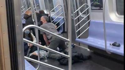 Una de las víctimas del tiroteo en el metro de Nueva York presentó una demanda contra el fabricante de armas.