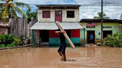 Un joven camina por las inundadas calles de una población de la región de Loreto.