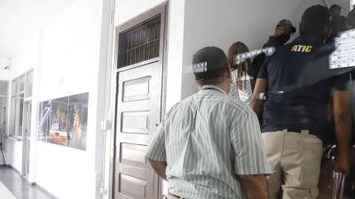 Agentes de la Atic en las oficinas de la municipalidad de San Pedro Sula.