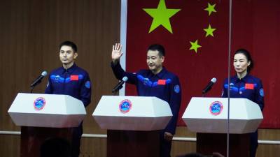 Los astronautas Zhai Zhigang (C), Ye Guangfu (i) y Wang Yaping (d) durante una rueda de prensa.