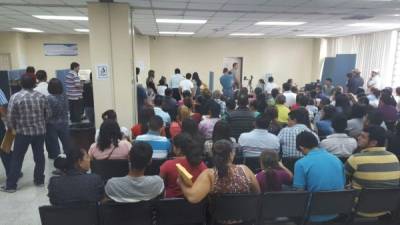 Las oficinas de migración en San Pedro Sula están abarrotadas.