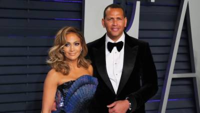 Jennifer López y Alex Rodríguez en la fiesta de Vanity Fair de los premios Óscar 2019. Foto: AFP.