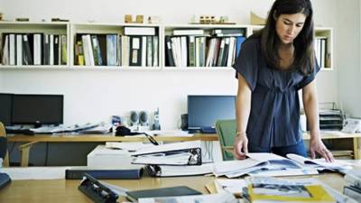 Ordenar los papeles de su escritorio le traerá beneficios en su rendimiento laboral