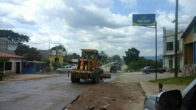 La maquinaria prepara el terreno para luego instalar los drenajes y alcantarillas. Foto: Jeycon Acosta