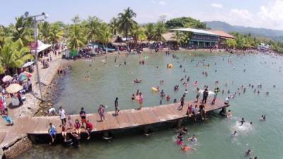 En Puerto Cortés, la playa pública es uno de los sitios predilectos de los turistas.