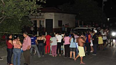 Decenas de personas se acercaron a la escena.