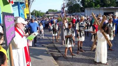En La Ceiba, feligreses dramatizaron la procesión de Jesús al calvario.