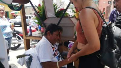 Una madre hondureña llora la muerte de su hijo en la calle de Tegucigalpa.