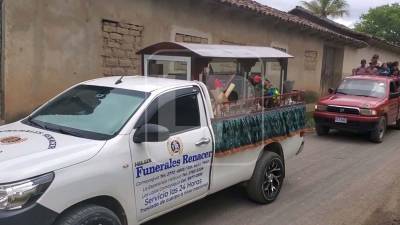 Decenas de vecinos de Erandique acompañaron a parientes de las víctimas la mañana de este domingo cuando se realizó el entierro de los difuntos en el mismo municipio.