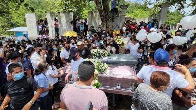 Los féretros de los tres jóvenes momento antes de ser sepultados.