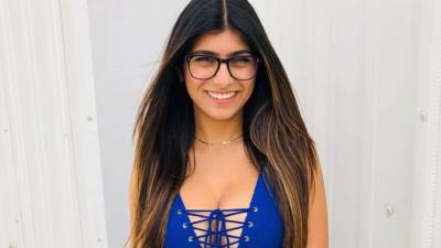 Actualmente, Mia Khalifa sostiene una relación amorosa con el cantante de reguetón Jhay Cortez.