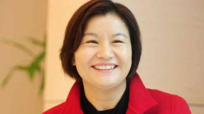 Zhou Qunfei abrió su primera empresa con apenas 3,000 dólares. Hoy en día tiene varias compañías que la han convertido en multimillonaria.