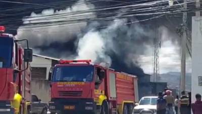 Varias unidades de bomberos llegaron a controlar el incendio.