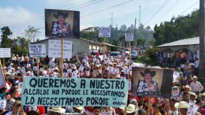 La manifestación de los pobladores de San Fernando en apoyo al alcalde Jairón Chinchilla. Foto cortesía Jeycon Acosta Ocotepeque.