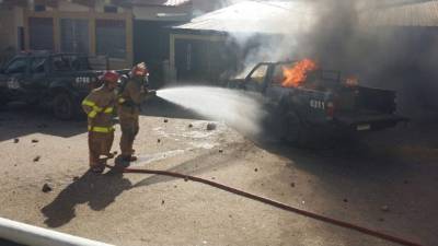 Los bomberos acudieron a sofocar las llamas tras el incidente. Nótense las piedras esparcidas por el suelo y que los pobladores arrojaron a los miembros de la PMOP.