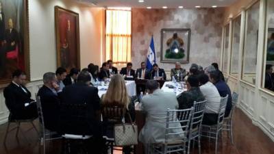 La reunión ayer para revisar ley de bloqueo.