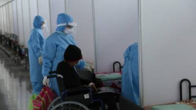 Los pacientes fueron trasladados del hospital del Tórax y San Felipe al polideportivo de la Unah.