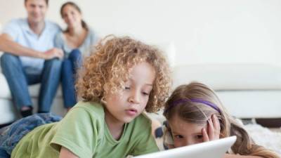 Los padres son los primeros llamados a controlar el contenido que sus hijos observan en internet.