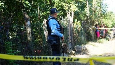 Los cuerpos de la madre e hijo quedaron tendidos en el patio de la vivienda. Fotografía: LA PRENSA.