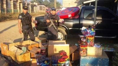 Autoridades policiales mientras trasladan la pólvora a la ciudad. foTO: José cantarero